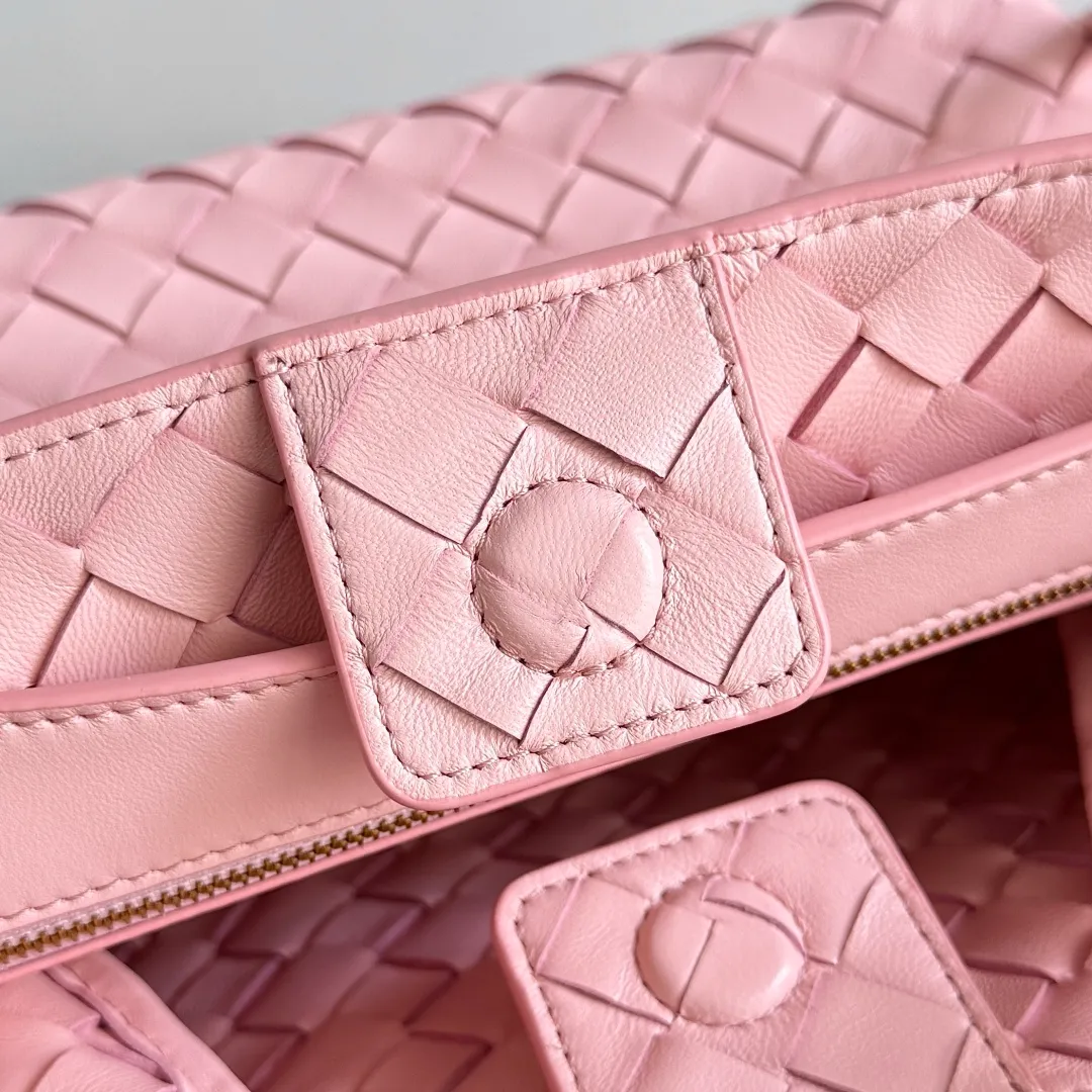 The 2023 new Andiamo batch of 1860 BV has been shipped‼ ️Really popular🔥The new Andiamo woven handbag launched by Bottega Veneta this season is really popular all over the world! ! Celebrities at home and abroad have worn it, and Oscar-winning actress Michelle Yeoh has taken it out on the street. Song Jia, Trai Yara, Yu Feihong, Sanji Ayaka, Rosie Hunting-Whiteley, Yoshioka Riho, etc. have all picked up this bag. It is classic and versatile, showing off its temperament, and the bag capacity is also large, which is very convenient for daily commuting! ! A variety of carrying methods, the shoulder straps can be adjusted by yourself, the original lambskin feels soft and delicate, and the unisex style breaks gender boundaries and brings a more practical and longer-lasting use experience. Andiamo, which has both elegant and casual styles, perfectly interprets the true appearance of "fashionable old money style". Style number: 743568 Size: 25*22*10.5cm